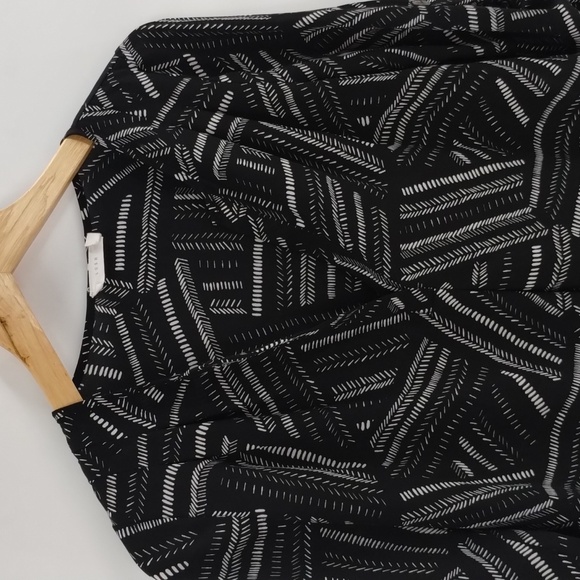 LUSH black and white.print blouse size XS v-neckline 3/4 sleeve flowy top - Picture 2 of 6